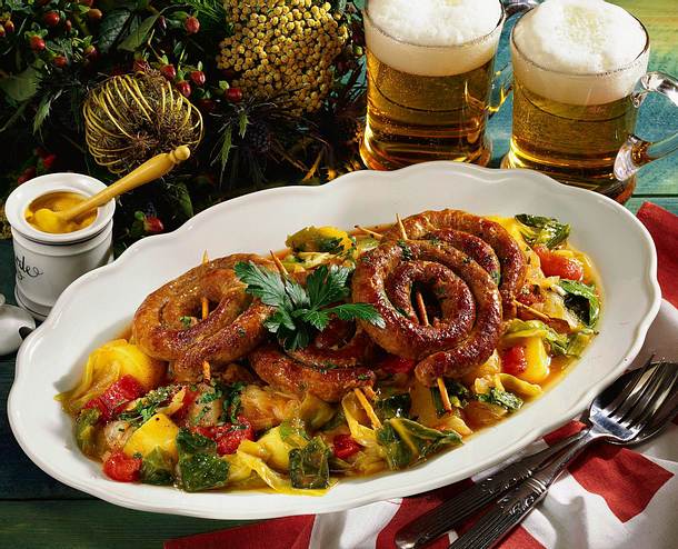 Bratwurstschnecken auf geschmortem Kraut Rezept Bratwurstschnecken auf geschmortem Kraut Rezept