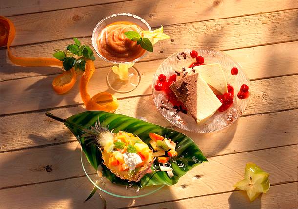 Braun-weiße Mousse mit Kirschsoße Rezept Braun-weiße Mousse mit Kirschsoße Rezept