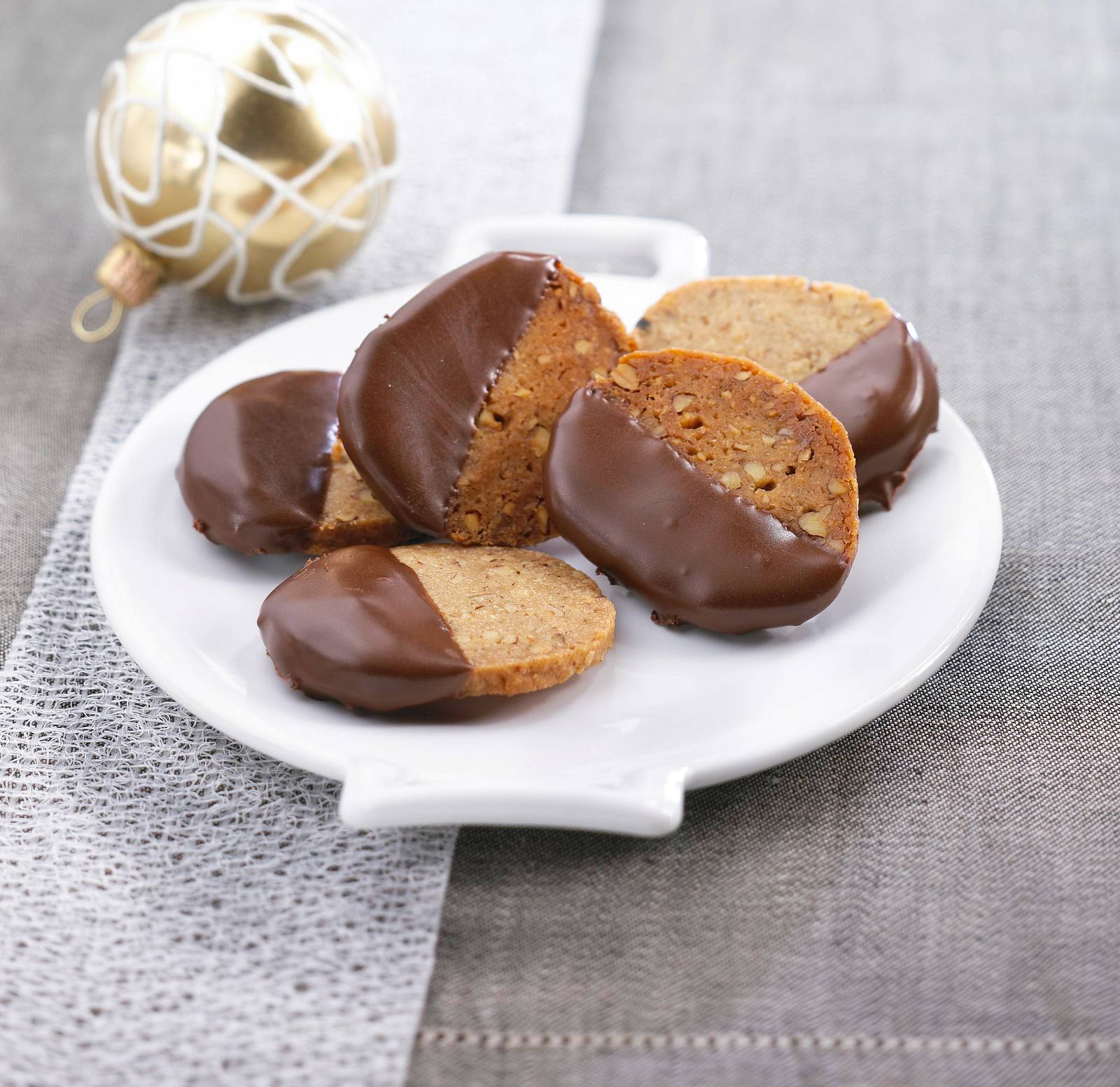 Braune Gewürzplätzchen mit Schokoguss Rezept | LECKER