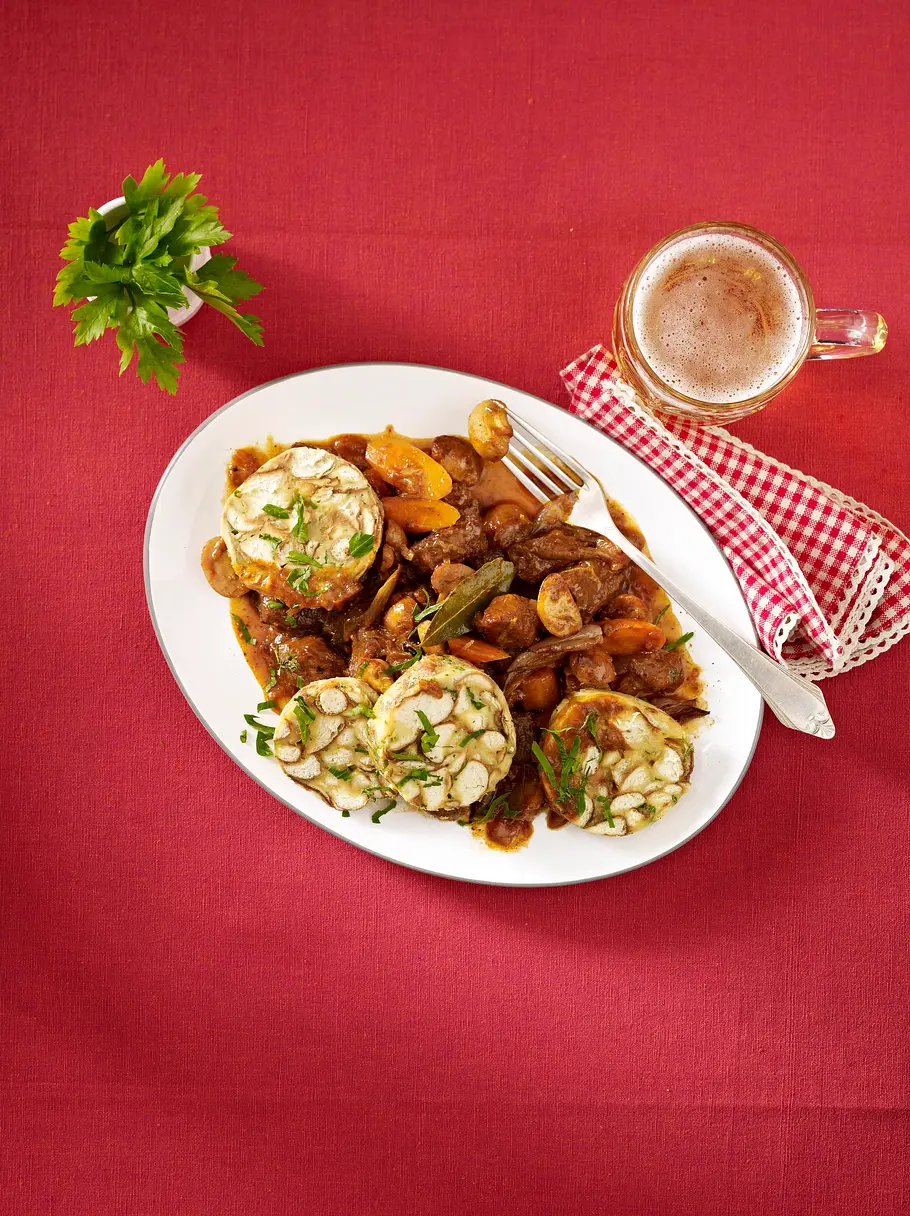 Brezen-Serviettenknödel mit Biergulasch Rezept Brezen-Serviettenknödel mit Biergulasch Rezept