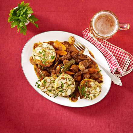 Brezen-Serviettenknödel mit Biergulasch Rezept