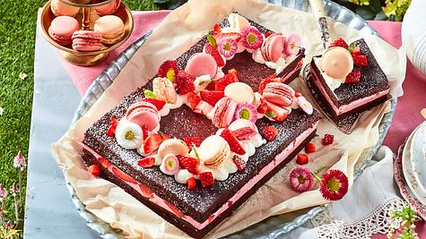 Bridgertons Beauty: Schokokuchen mit erdbeer-joghurt-Creme Rezept - Foto: House of Food / Bauer Food Experts KG
