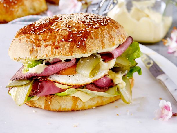 Brioche-Buns mit Roastbeef und Gewürzgurke Rezept Brioche-Buns mit Roastbeef und Gewürzgurke Rezept
