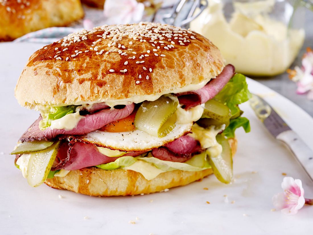 Brioche-Buns mit Roastbeef und Gewürzgurke Rezept | LECKER