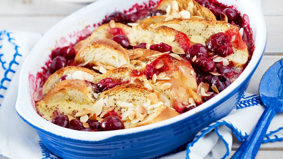 Brioche-Kirsch-Schlupfer Rezept - Foto: LECKER @ Bauer Media Group Brioche-Kirsch-Schlupfer Rezept - Foto: LECKER @ Bauer Media Group