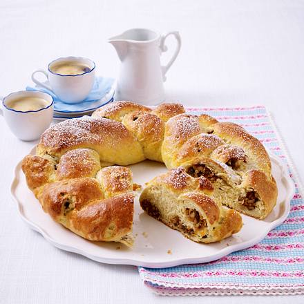 Brioche-Kranz mit Nuss-Mango-Füllung Rezept Brioche-Kranz mit Nuss-Mango-Füllung Rezept