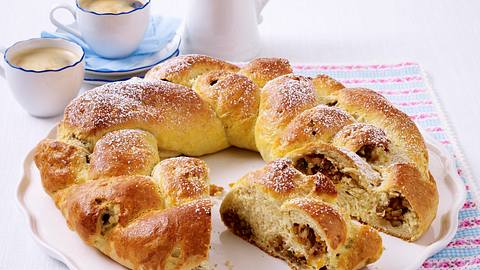 Brioche-Kranz mit Nuss-Mango-Füllung Rezept - Foto: House of Food / Bauer Food Experts KG