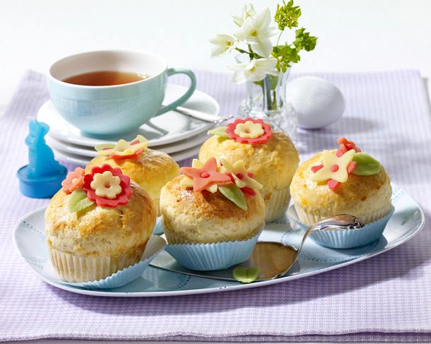 Brioche mit Schokoeierfüllung und Marzipanblüte Rezept