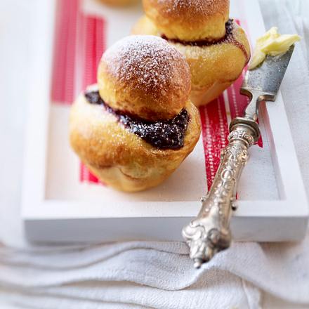 Brioches mit Brombeer-Konfitüre Rezept Brioches mit Brombeer-Konfitüre Rezept