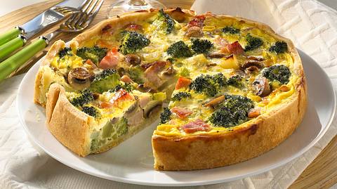Broccoli-Champignon-Kuchen mit Kasseler Rezept - Foto: Maass