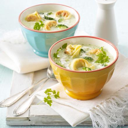Broccoli-Cremesuppe mit gebratenen Tortelloni Rezept Broccoli-Cremesuppe mit gebratenen Tortelloni Rezept