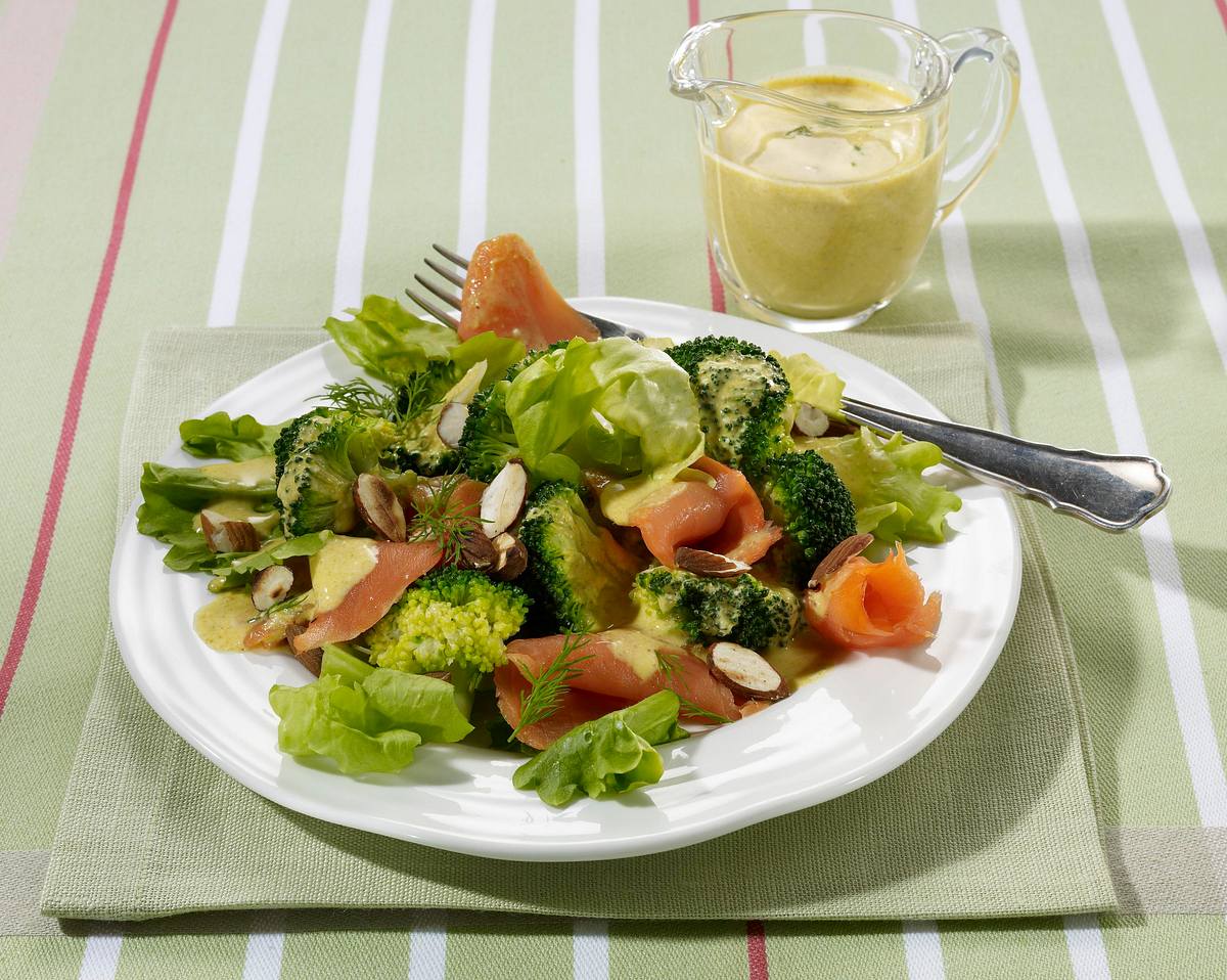 Broccoli-Lachssalat mit Curry-Kefir-Soße Rezept
