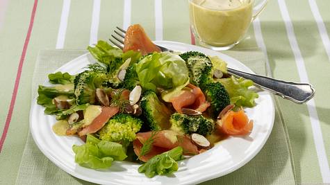 Broccoli-Lachssalat mit Curry-Kefir-Soße Rezept - Foto: House of Food / Bauer Food Experts KG