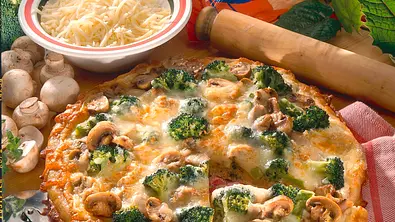 Broccoli-Pizza Rezept - Foto: LECKER @ Bauer Media Group