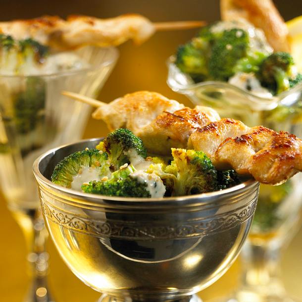 Broccoli-Salat mit Saté-Spießen Rezept Broccoli-Salat mit Saté-Spießen Rezept