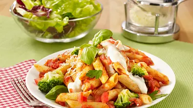 Broccoli-Tomaten-Pasta mit Käsesoße Rezept - Foto: LECKER @ Bauer Media Group