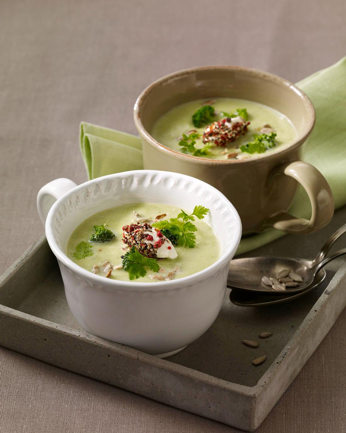 Broccolicremesuppe mit Pfefferfrischkäse Rezept | LECKER