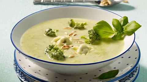 Broccolicremesuppe mit Tortellini und Pinienkernen Rezept - Foto: House of Food / Bauer Food Experts KG