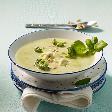 Broccolicremesuppe mit Tortellini und Pinienkernen Rezept