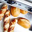 Brötchen aufbacken - so gehts richtig: Weizenbrötchen und Laugenstangen in den Ofen schieben - Foto: House of Food / Bauer Food Experts KG