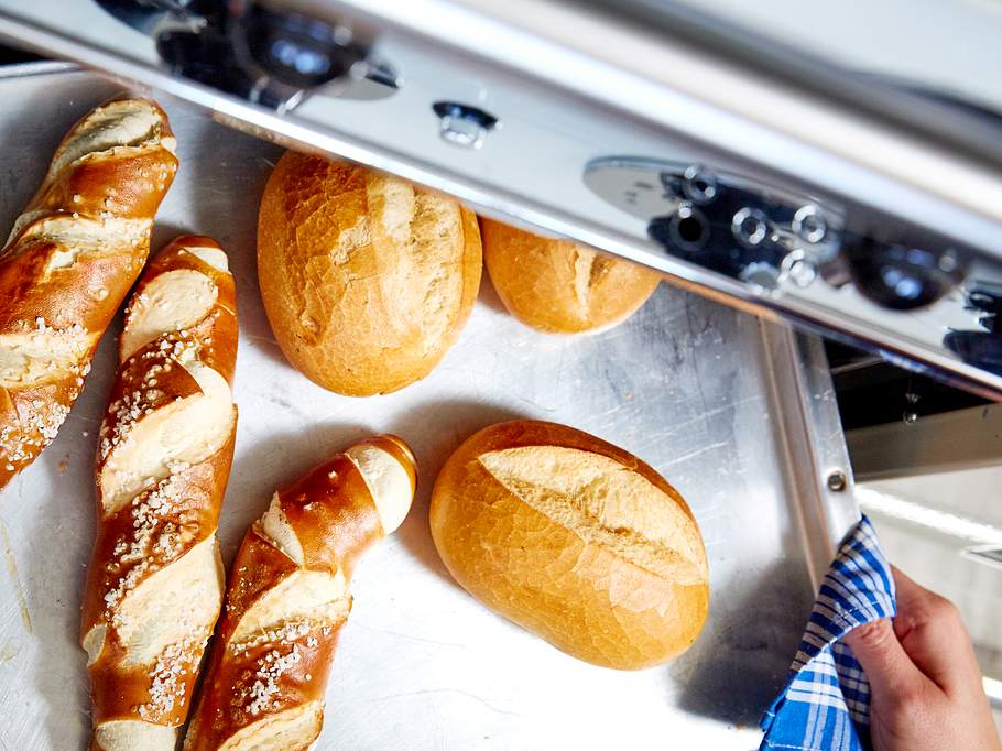 Brötchen aufbacken - so geht's richtig: Weizenbrötchen und Laugenstangen in den Ofen schieben