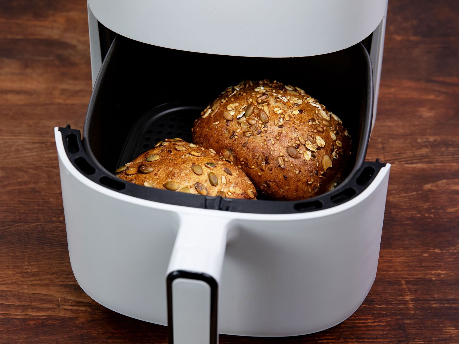 Brötchen im Airfryer aufbacken Rezept | LECKER