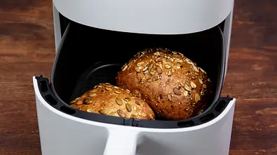 Brötchen im Airfryer aufbacken Rezept - Foto: LECKER @ Bauer Media Group / Yannick Fuchs