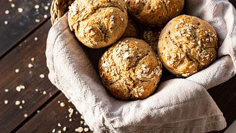 Brötchen Backform: Frische Brötchen selbst gebacken - Foto: iStock/Sandra Backwinkel