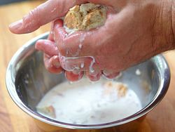 Brötchen wird in Milch eingeweicht und ausgedrückt - Foto: House of Food / Bauer Food Experts KG
