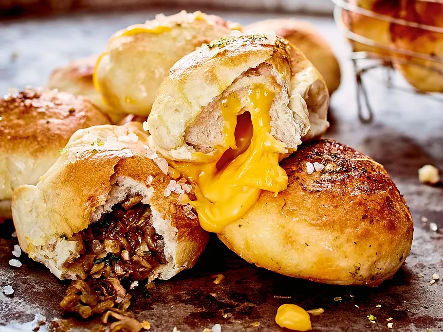 Zweierlei gefüllte Sonntagsbrötchen Gefüllte Sonntagsbrötchen mit Käse und Pilzen