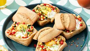 Gefüllte Brötchen mit Ei aus dem Airfryer auf einem Teller serviert. - Foto: LECKER @ Bauer Media Group