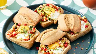Gefüllte Brötchen mit Ei aus dem Airfryer auf einem Teller serviert. - Foto: LECKER @ Bauer Media Group