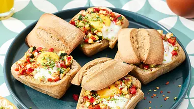 Gefüllte Brötchen mit Ei aus dem Airfryer auf einem Teller serviert. - Foto: LECKER @ Bauer Media Group