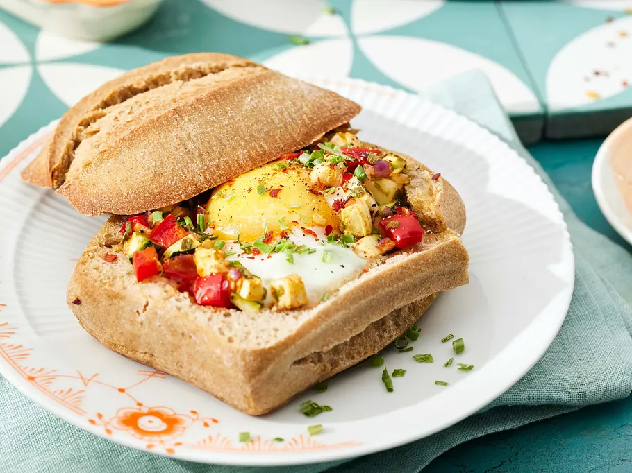 Gefüllte Brötchen mit Ei, Paprika und Zucchini aus dem Airfryer.