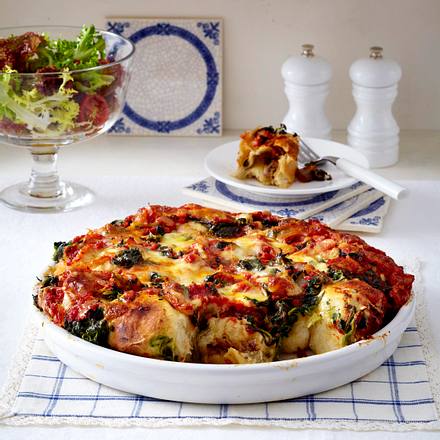 Brötchenpizza mit Spinat & zweierlei Käse Rezept Brötchenpizza mit Spinat & zweierlei Käse Rezept