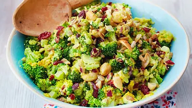 Brokkoli-Cranberry-Salat mit Currydressing Rezept - Foto: LECKER @ Bauer Media Group