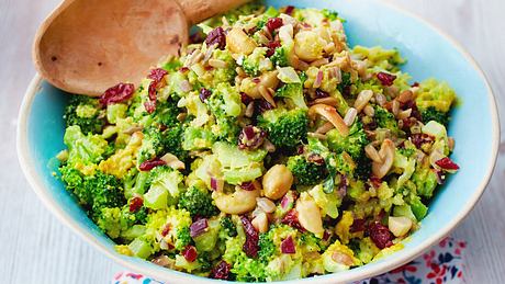 Brokkoli-Cranberry-Salat mit Currydressing Rezept - Foto: House of Food / Bauer Food Experts KG