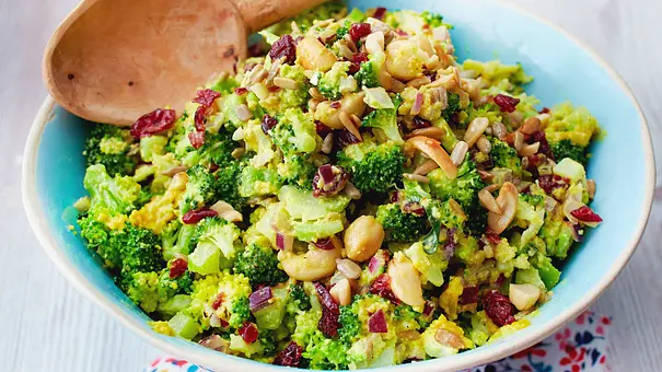 Brokkoli-Cranberry-Salat mit Currydressing Rezept - Foto: LECKER @ Bauer Media Group Brokkoli-Cranberry-Salat mit Currydressing Rezept - Foto: LECKER @ Bauer Media Group