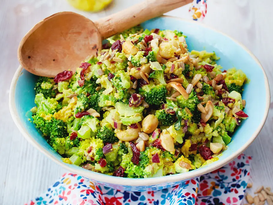 Brokkoli-Cranberry-Salat mit Currydressing Rezept