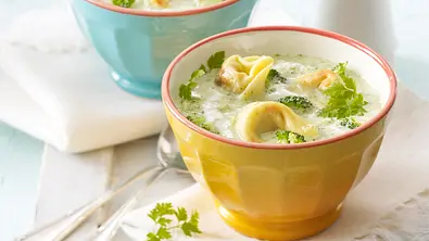 Brokkoli-Cremesuppe mit Tortellini Rezept - Foto: LECKER @ Bauer Media Group