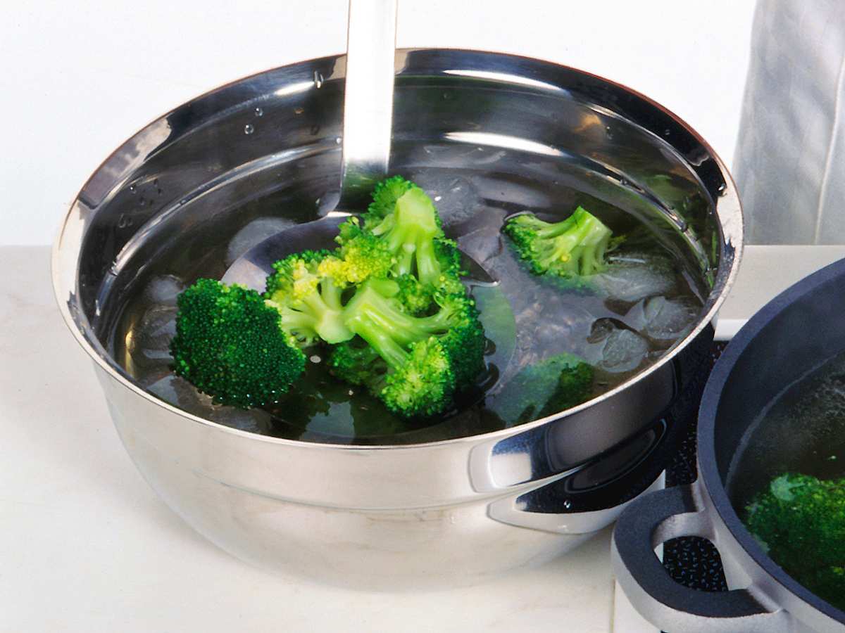 Brokkoli nach dem Kochen in Eiswasser abschrecken