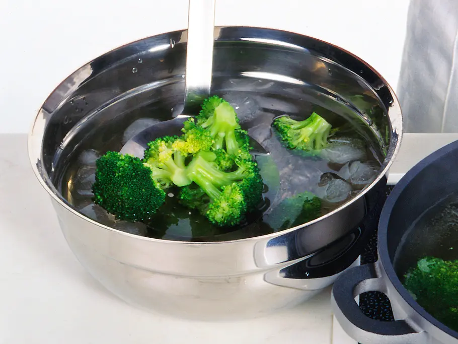 Brokkoli nach dem Kochen in Eiswasser abschrecken Brokkoli nach dem Kochen in Eiswasser abschrecken