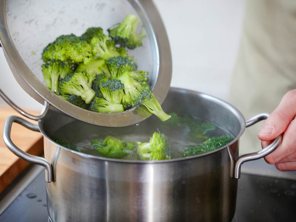 Brokkoli in Salzwasser kochen