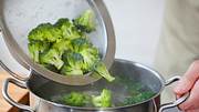 Brokkoli in Salzwasser kochen - Foto: House of Food / Bauer Food Experts KG