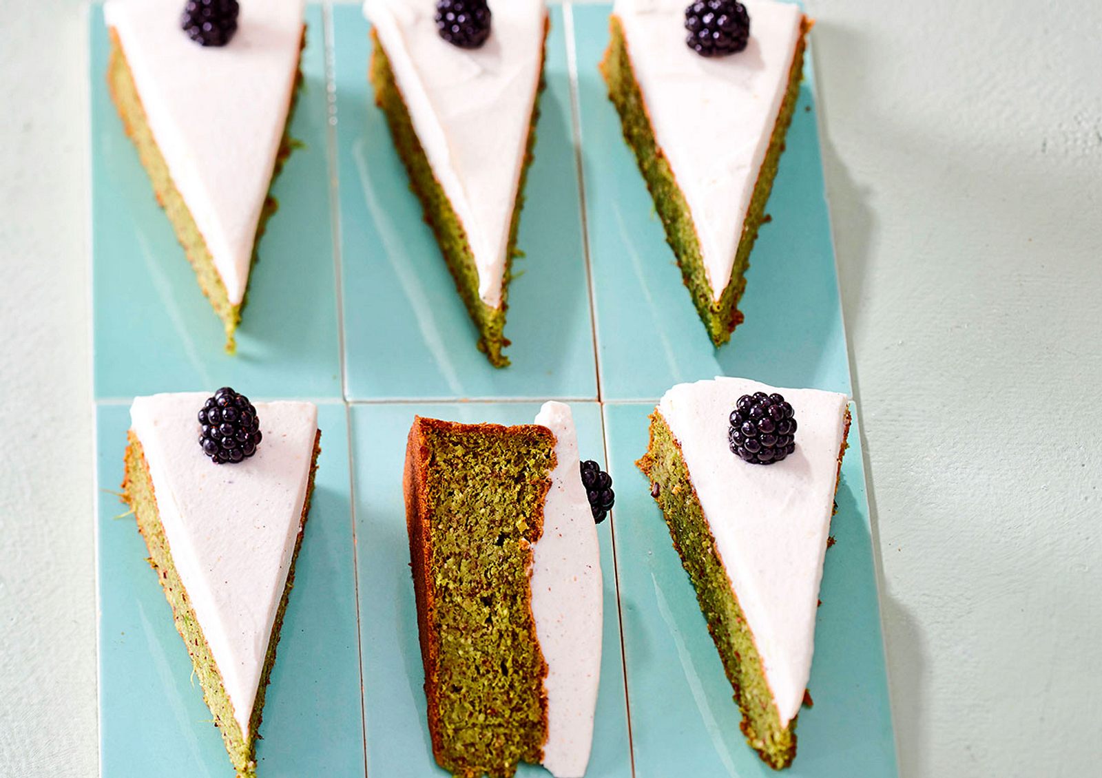 Brokkoli-Kuchen mit Nüssen Rezept | LECKER Brokkoli-Kuchen mit Nüssen Rezept | LECKER