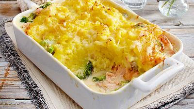 Brokkoli-Lachs-Auflauf mit Kartoffel-Käse-Kruste Rezept - Foto: House of Food / Bauer Food Experts KG