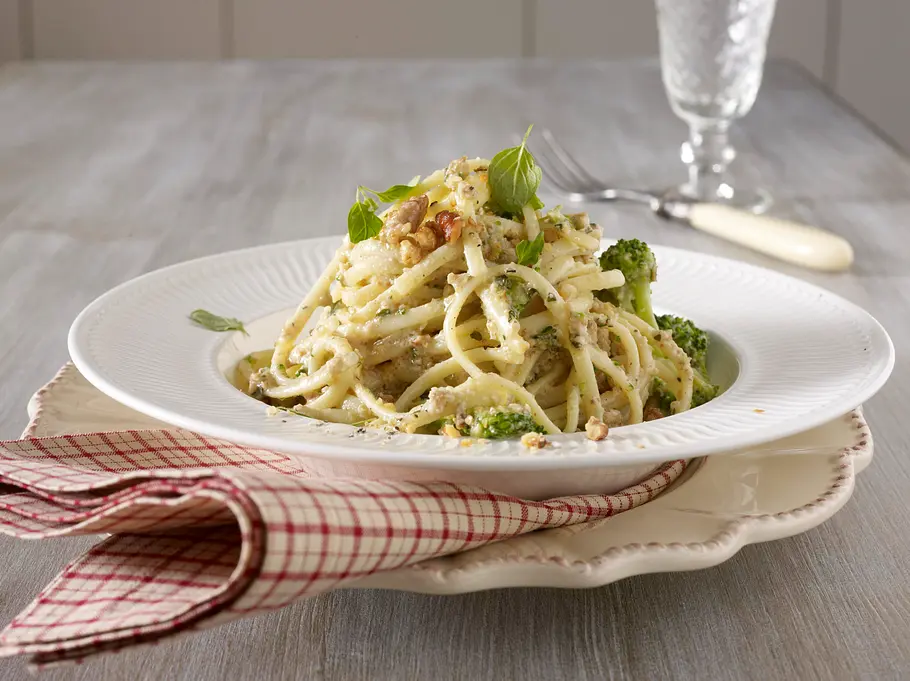 Brokkoli-Nudeln mit Nuss-Soße Rezept Brokkoli-Nudeln mit Nuss-Soße Rezept