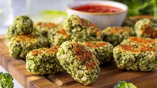 Brokkoli-Nuggets aus dem Ofen Rezept - Foto: ShowHeroes für LECKER @ Bauer Media Group Brokkoli-Nuggets aus dem Ofen Rezept - Foto: ShowHeroes für LECKER @ Bauer Media Group