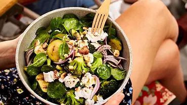 Brokkoli-Salat mit Cashewcrunch Rezept - Foto: LECKER @ Bauer Media Group Brokkoli-Salat mit Cashewcrunch Rezept - Foto: LECKER @ Bauer Media Group