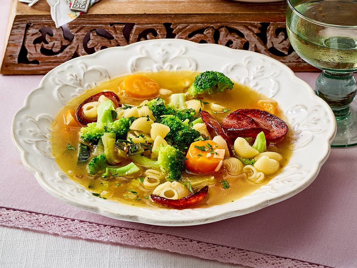 Brokkoli-Suppe mit Kabanossi Rezept